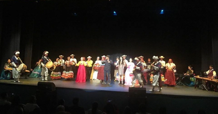 Grupo de Artes Tradicionales de la Ciudad de Siheung y el grupo de danza folclórica de San Salvador "La flor de café" agradecen al público su entusiasmo durante la presentación del “Torito Pinto”.